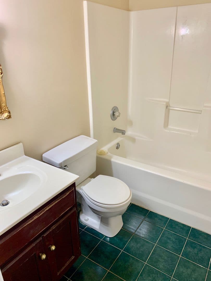 Jonesboro House: 1414 Golf Course