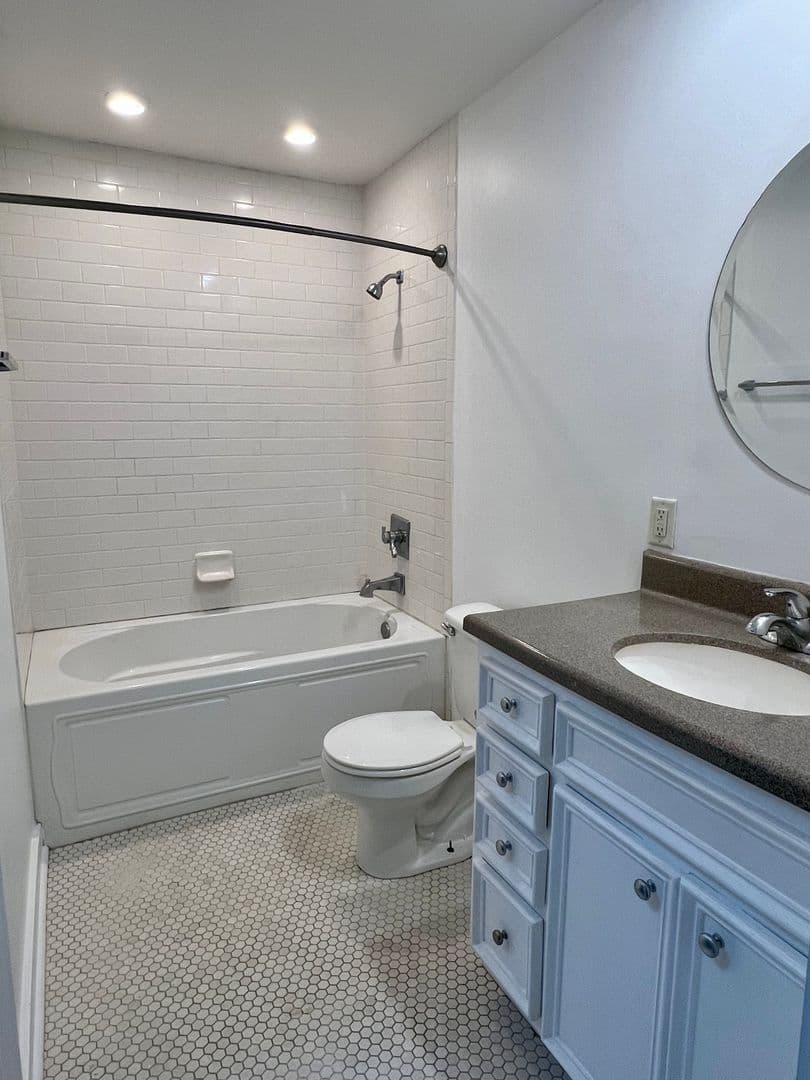 Jonesboro Apartment: 300 S Main E