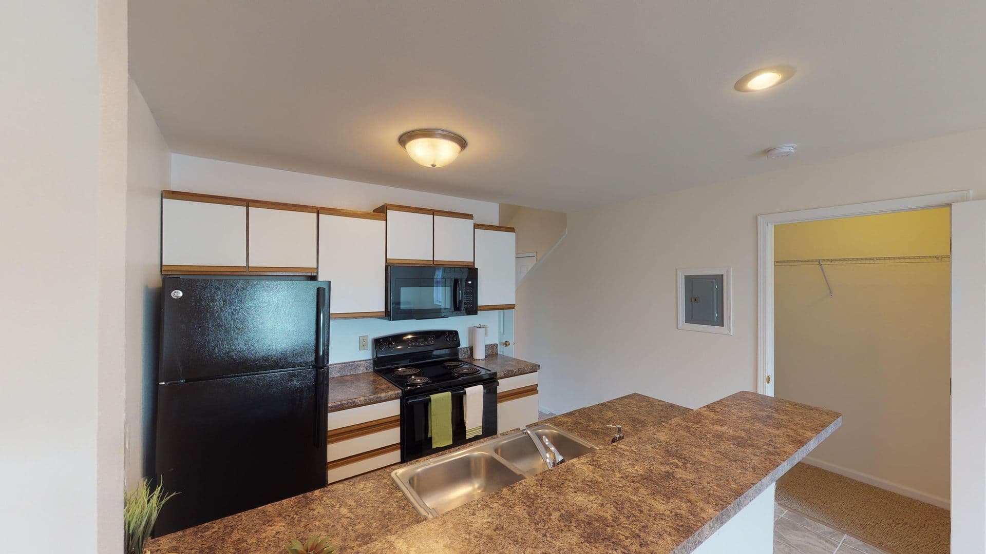 Madison Apartment: 2105-2165 Muir Field Rd
