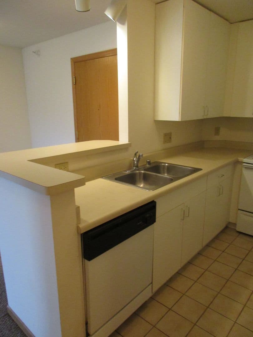 Madison Apartment: 118 North Brooks Street