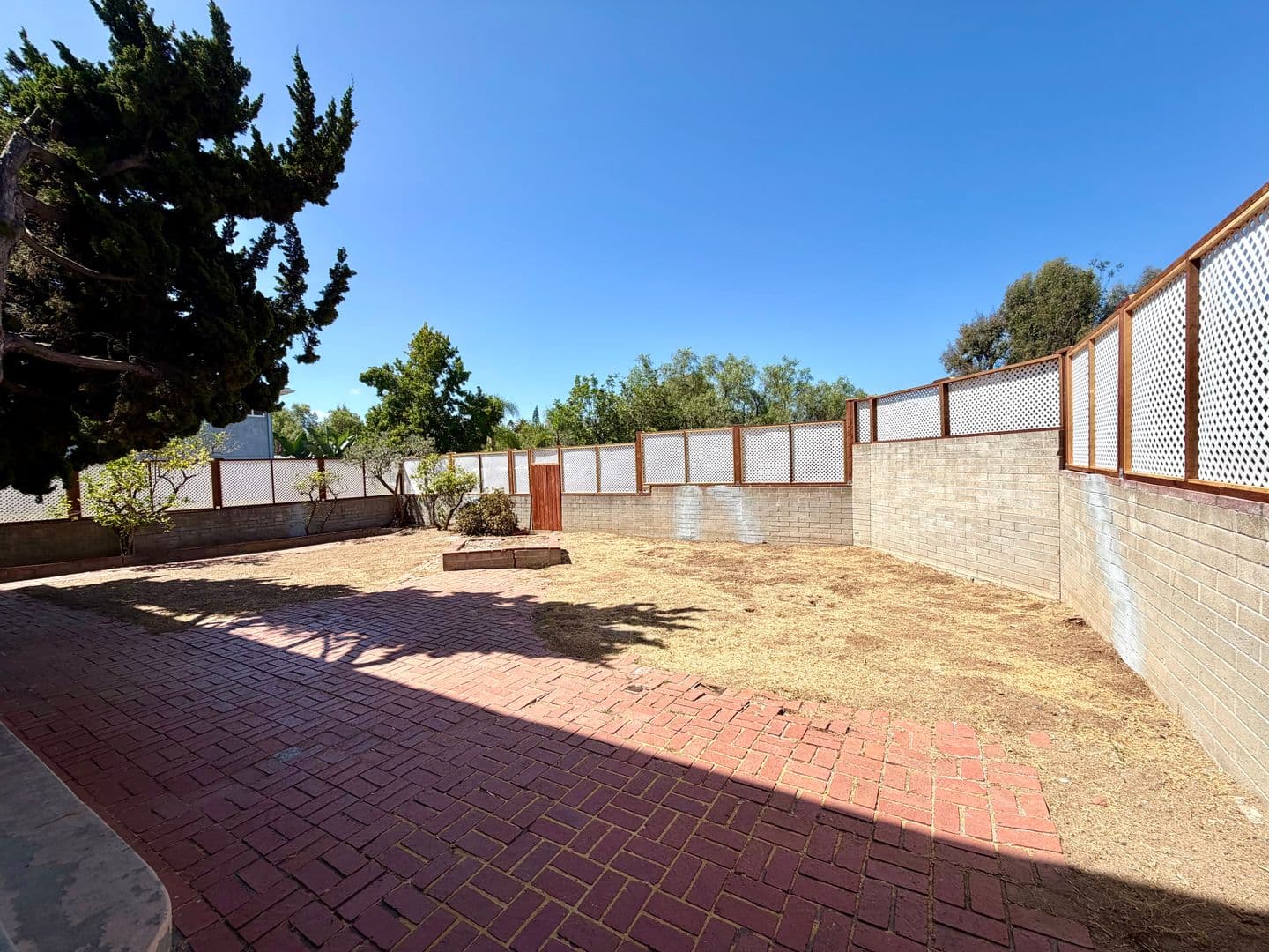 San Diego House: 5074 La Dorna St