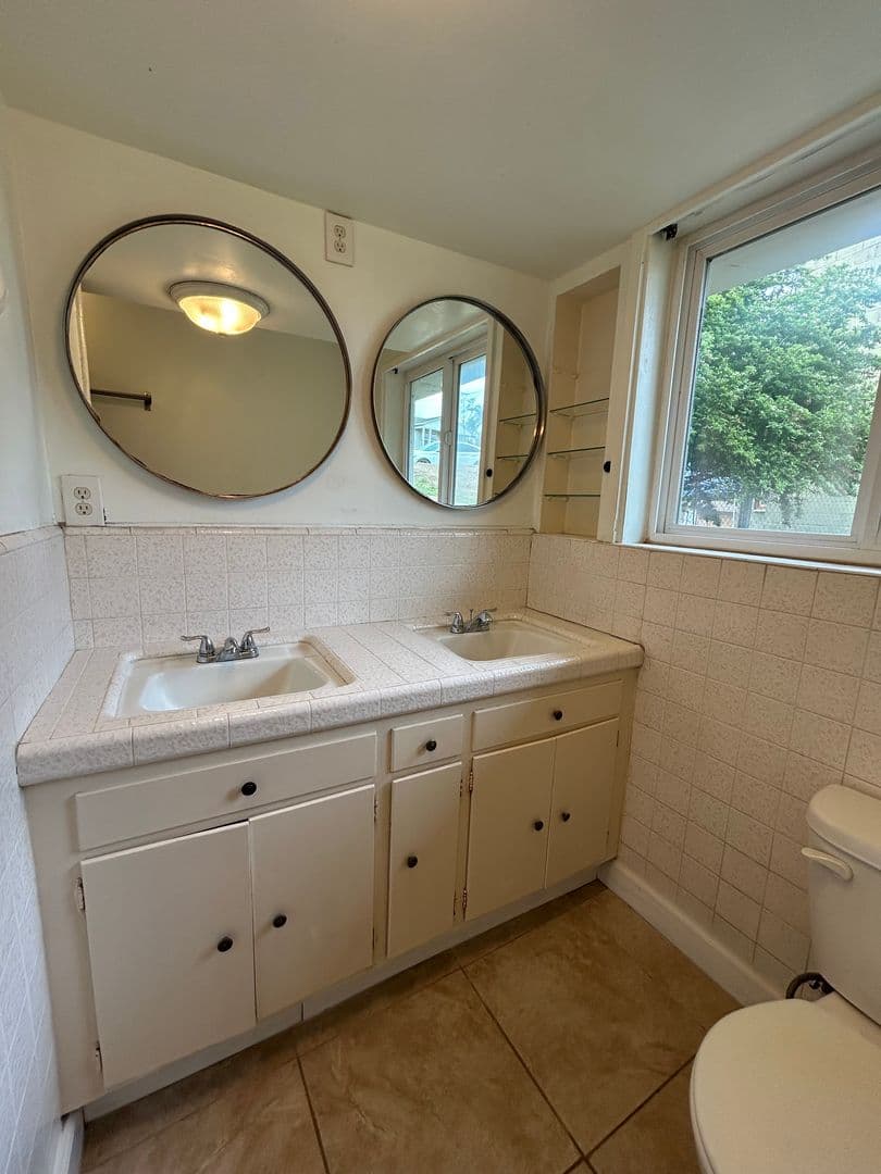 San Diego House: 5074 La Dorna St