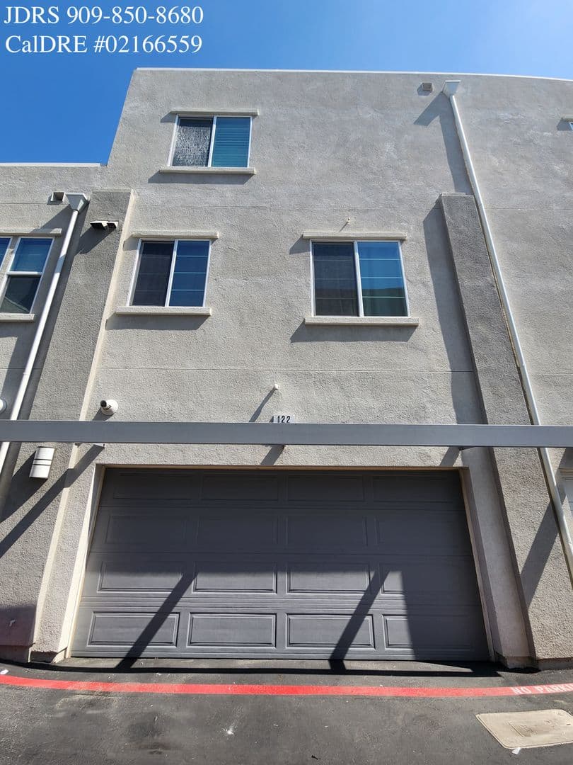 Upland House: 122 Royal Way