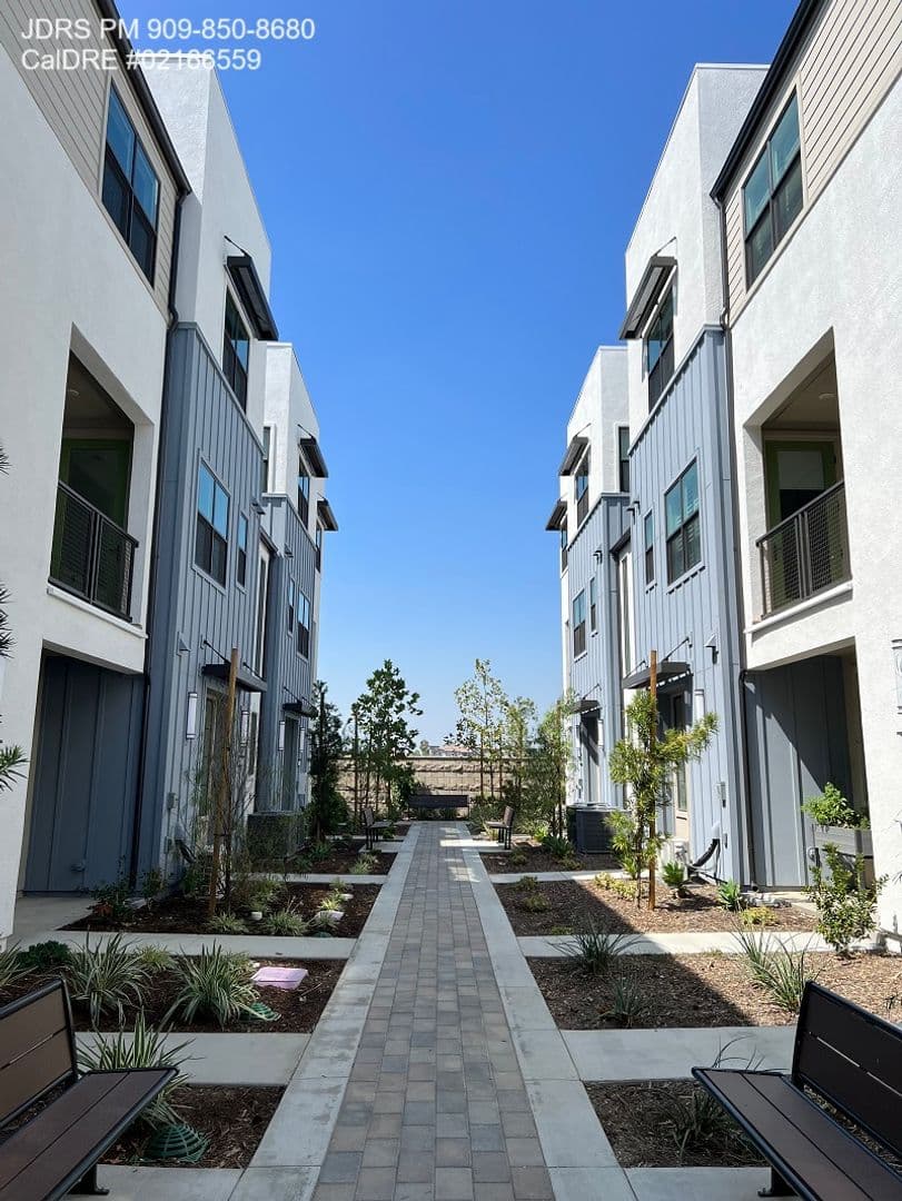 Ontario House: 947 N. Divino Privado #7