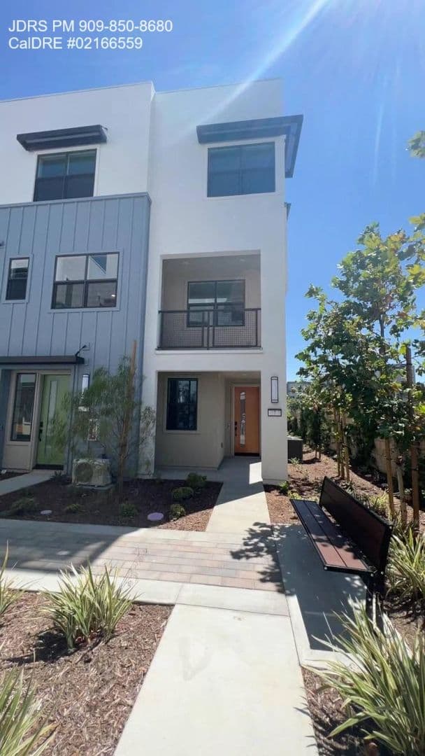 Ontario House: 947 N. Divino Privado #7