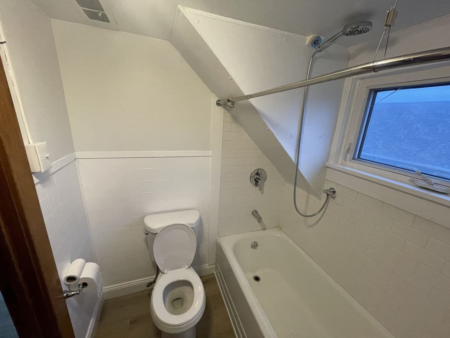 Buffalo Apartment: 23 Mariemont Ave., Floor 3