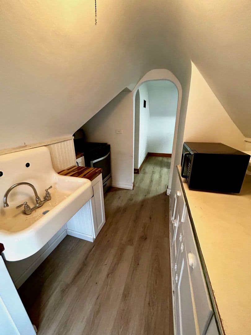 Buffalo Apartment: 23 Mariemont Ave., Floor 3