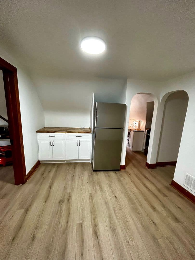 Buffalo Apartment: 23 Mariemont Ave., Floor 3