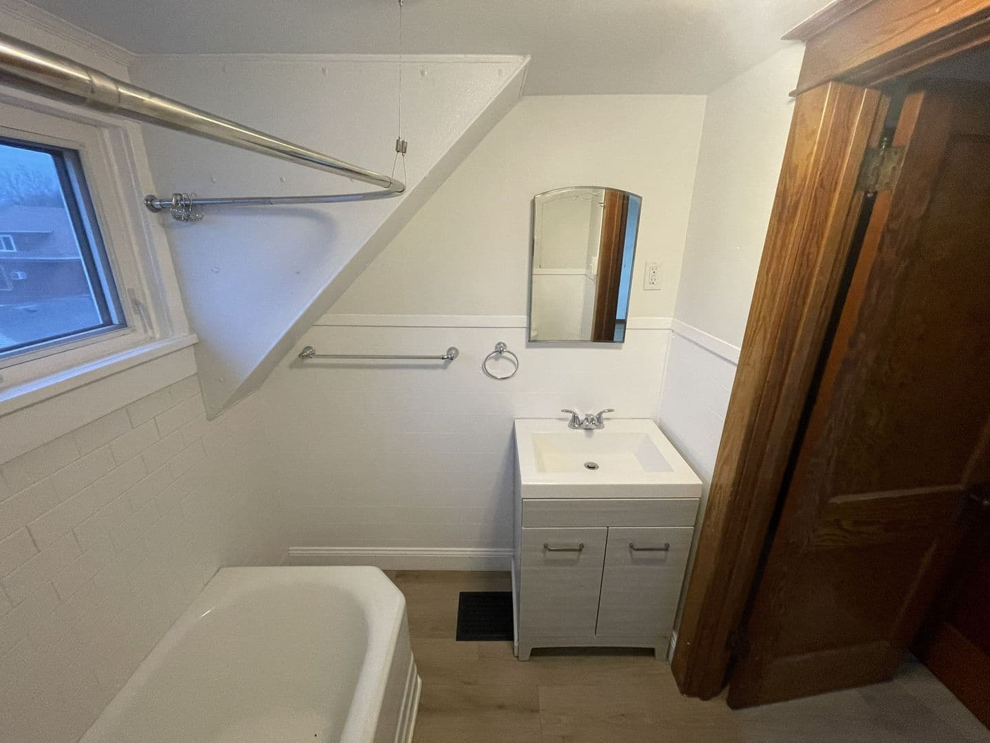 Buffalo Apartment: 23 Mariemont Ave., Floor 3