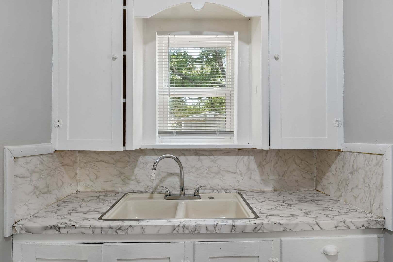 Lexington House: 327 se 2nd St