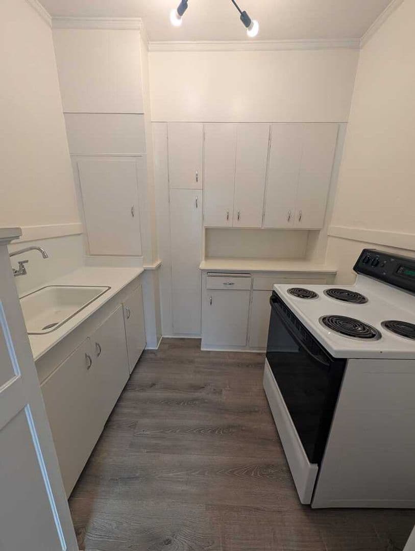 Portland Apartment: 1650 SE Hawthorne Blvd