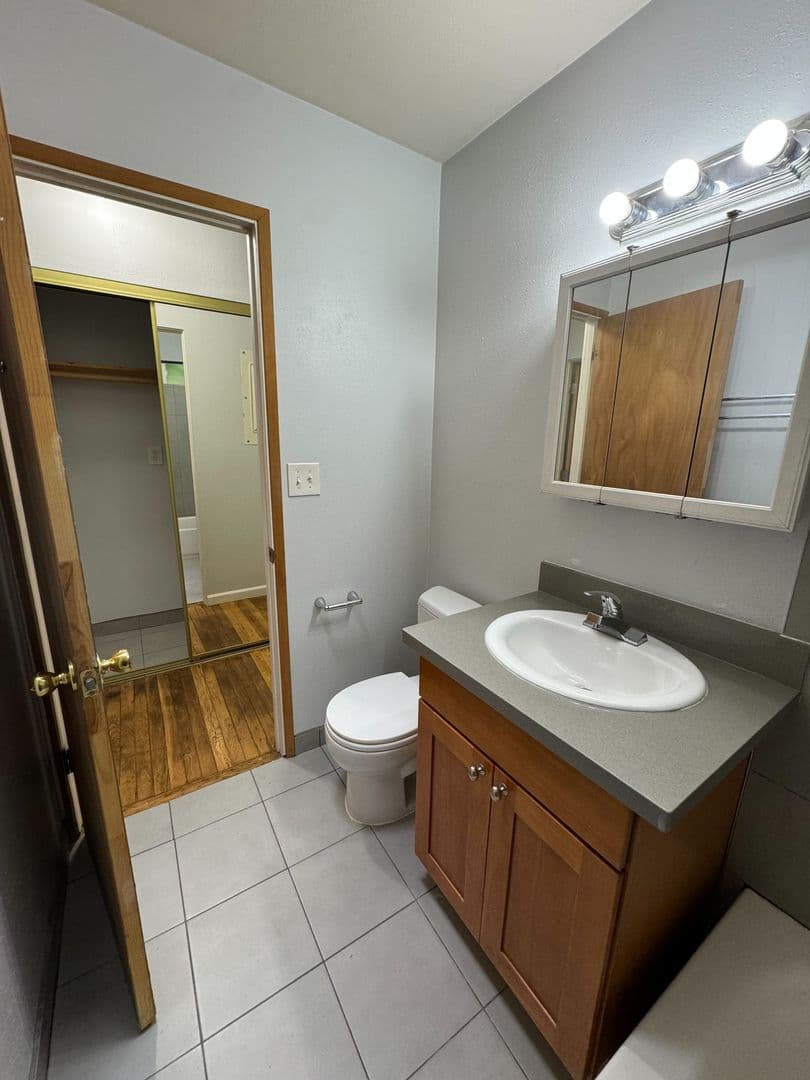Portland Apartment: SE 27th Ave