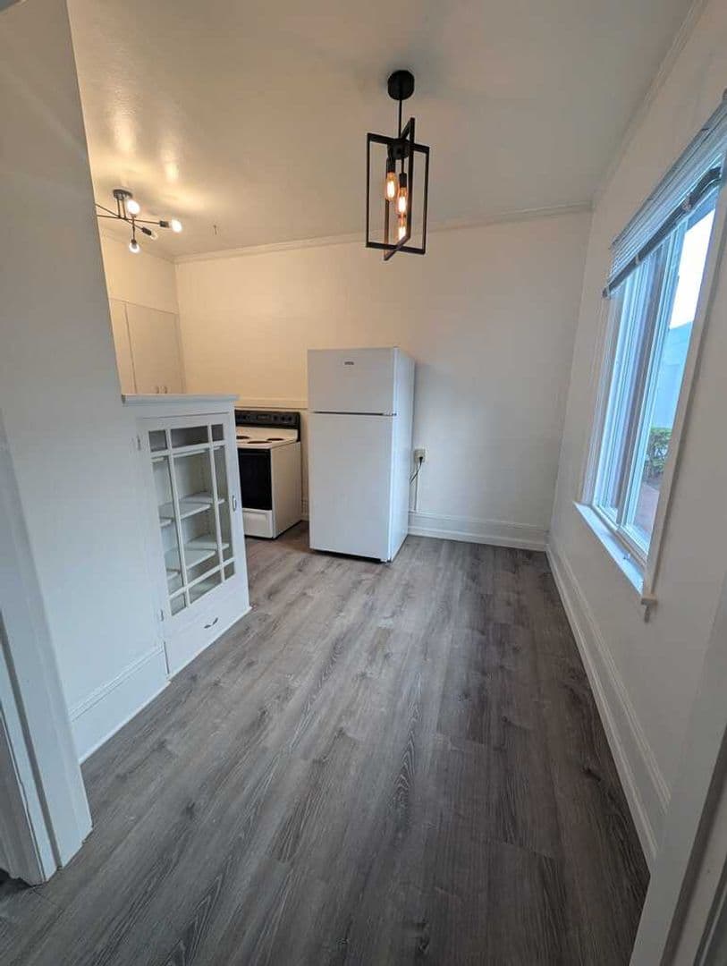 Portland Apartment: 1650 SE Hawthorne Blvd