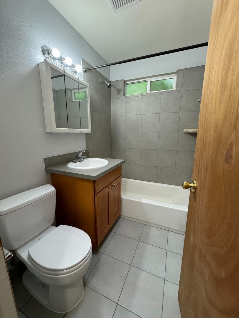 Portland Apartment: SE 27th Ave