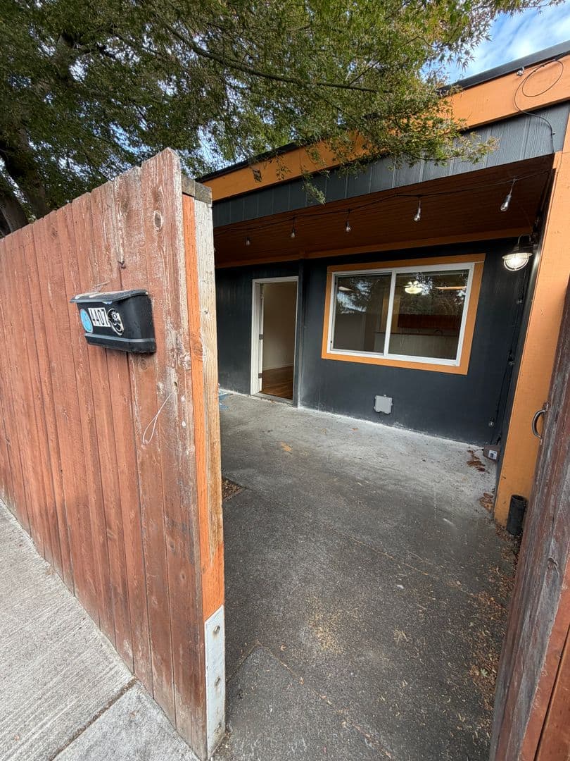 Portland Apartment: SE 27th Ave
