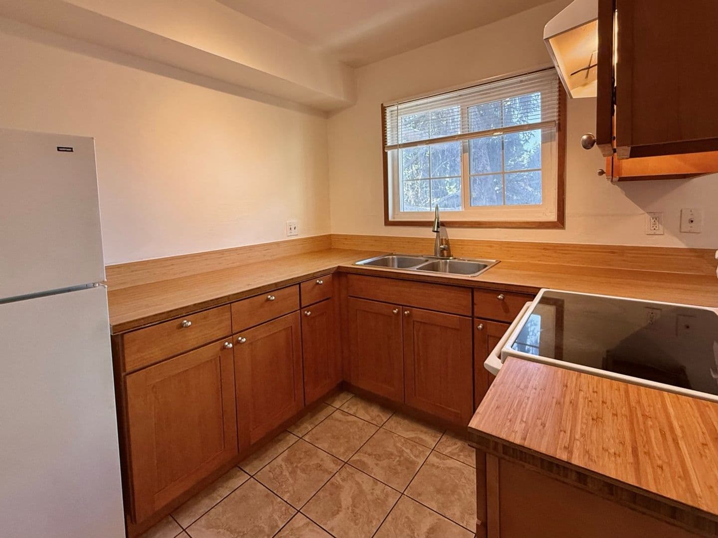 Portland Apartment: SE 40th Ave, 97202