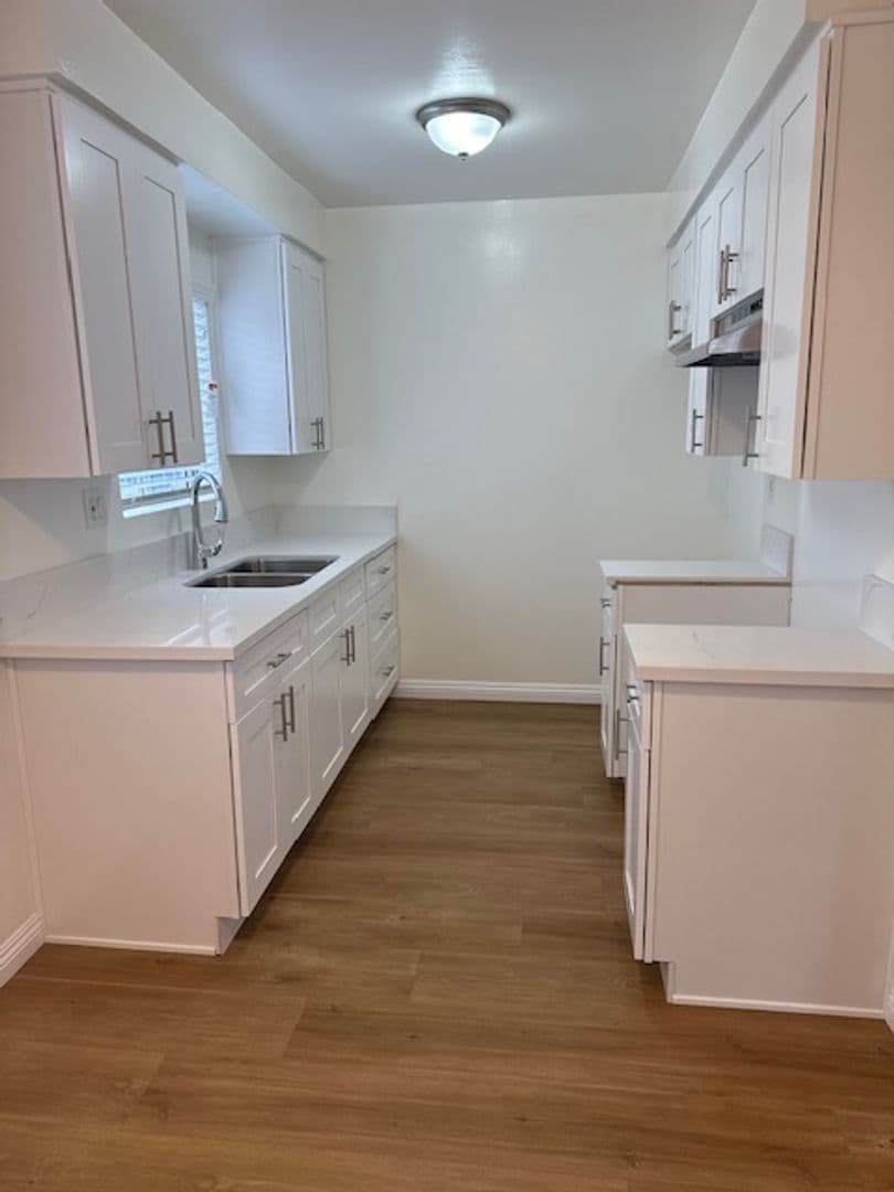 Hawthorne Apartment: 4037 W. 137th Street