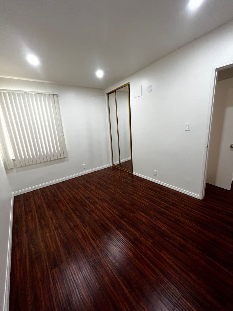 Redondo Beach Apartment: 2009 Vanderbilt Lane