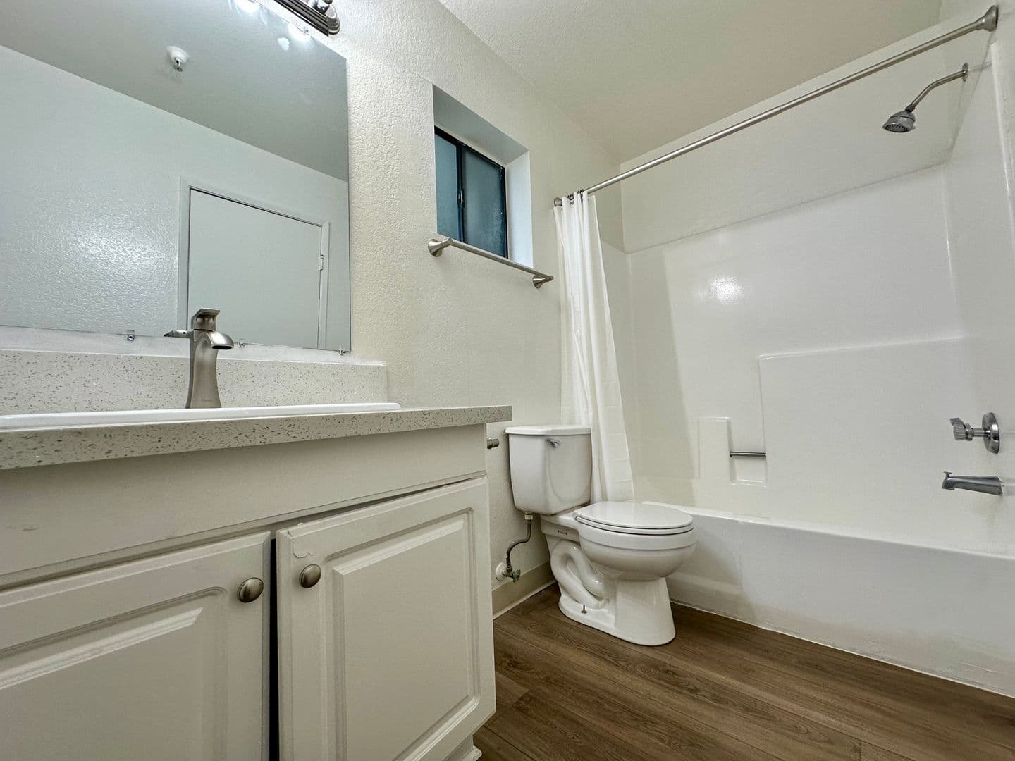 Hawthorne Apartment: 5021 W. 118th Place