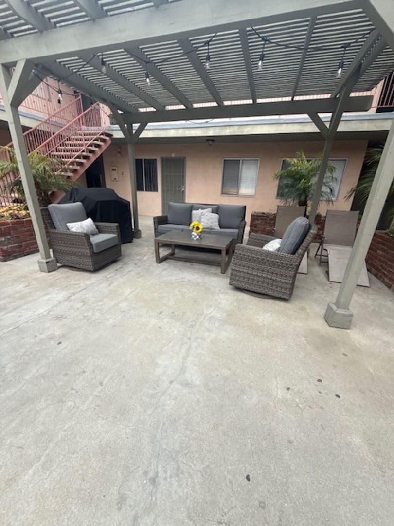 Hawthorne Apartment: 4037 W. 137th Street