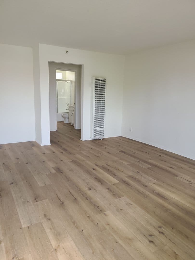 Hawthorne Apartment: 13703 Chadron Avenue