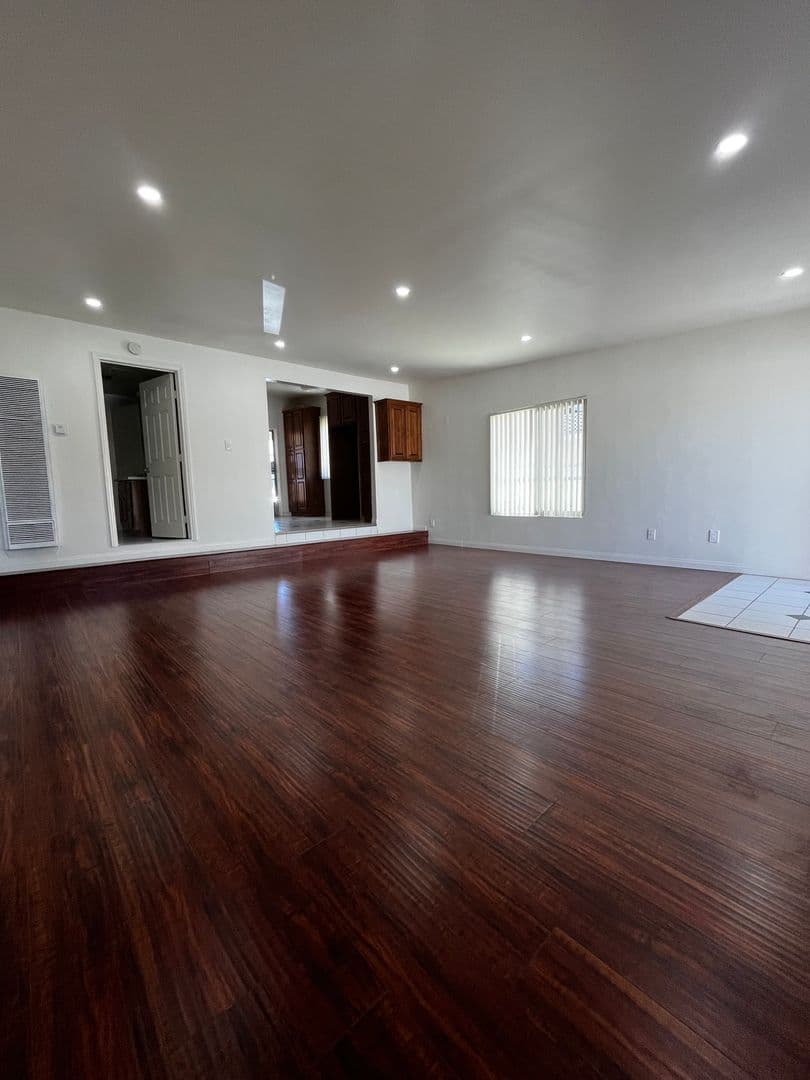 Redondo Beach Apartment: 2009 Vanderbilt Lane