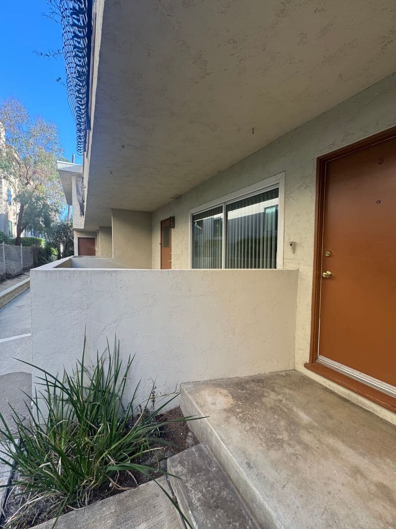 Playa Del Rey Apartment: 8328 Manitoba Street (6%)