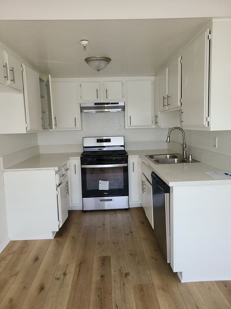 Hawthorne Apartment: 13703 Chadron Avenue