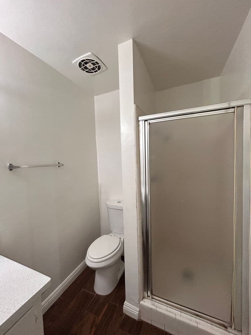 Inglewood Apartment: 220 W. Hillcrest Blvd.