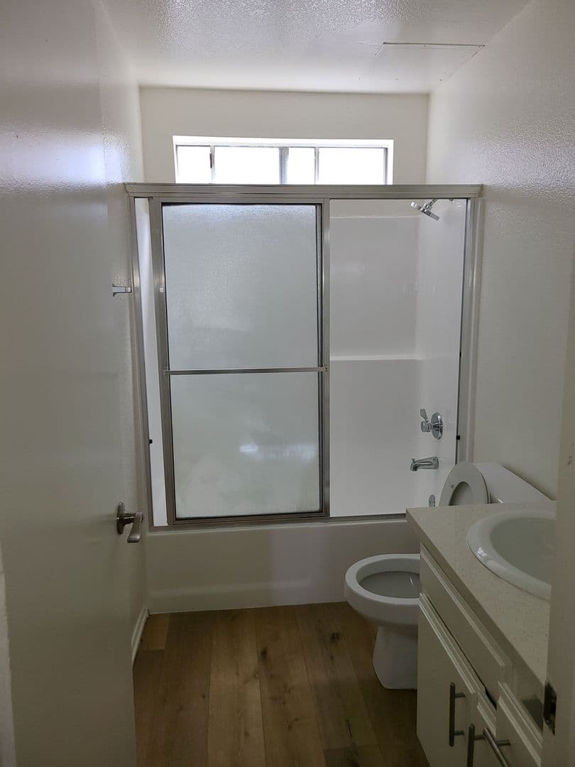 Hawthorne Apartment: 13703 Chadron Avenue