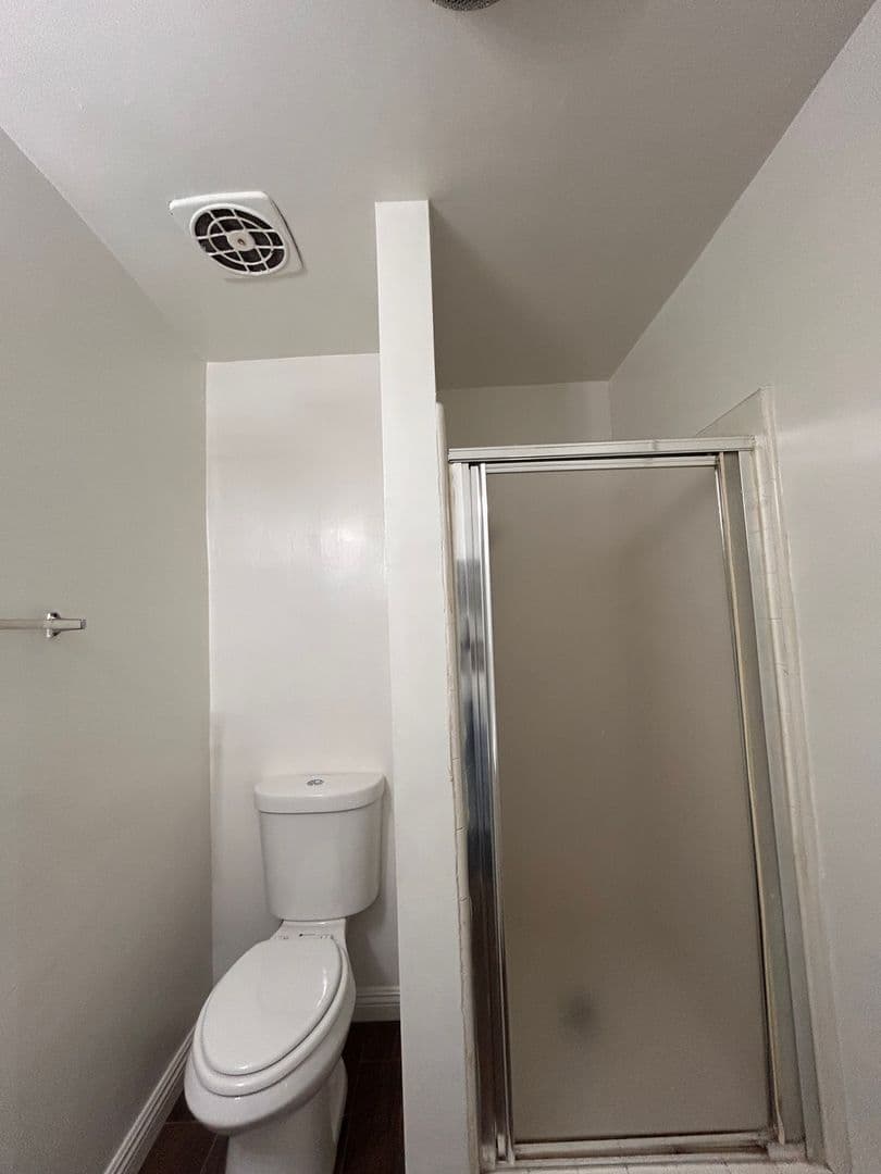 Inglewood Apartment: 220 W. Hillcrest Blvd.