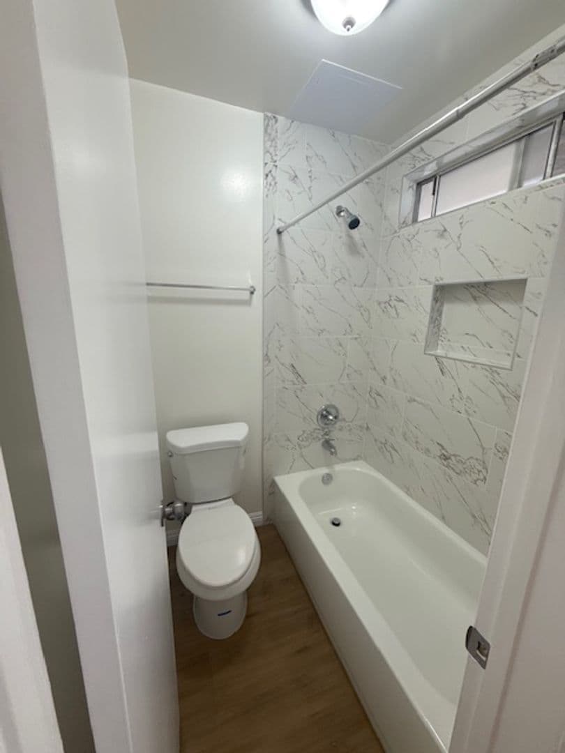 Hawthorne Apartment: 4037 W. 137th Street
