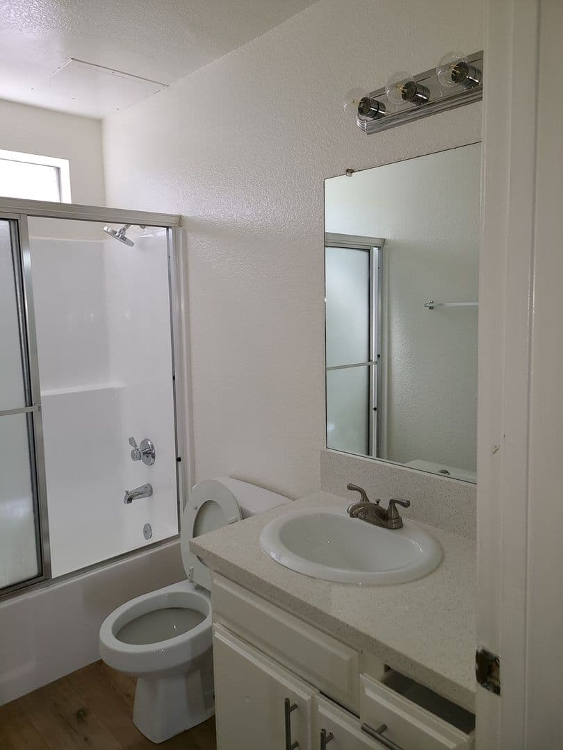 Hawthorne Apartment: 13703 Chadron Avenue