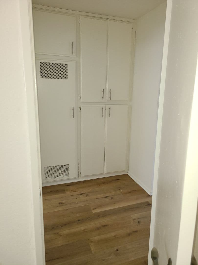 Hawthorne Apartment: 13703 Chadron Avenue