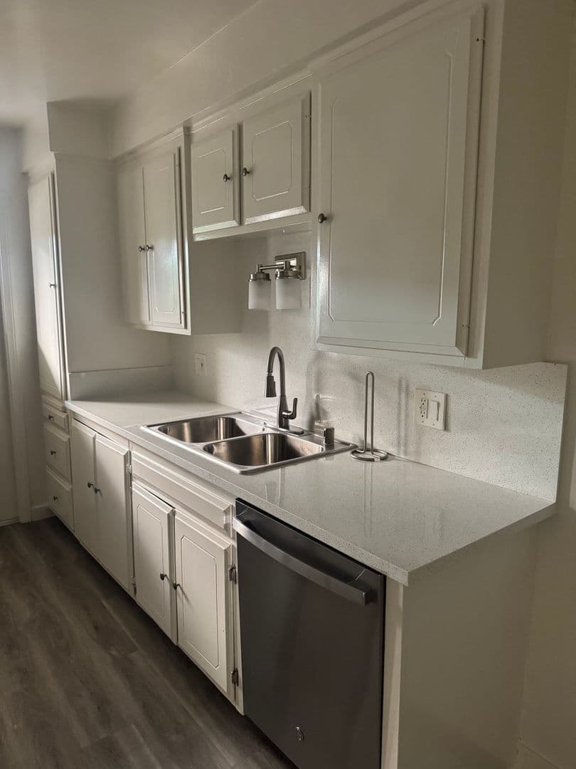 Playa Del Rey Apartment: 8328 Manitoba Street (6%)