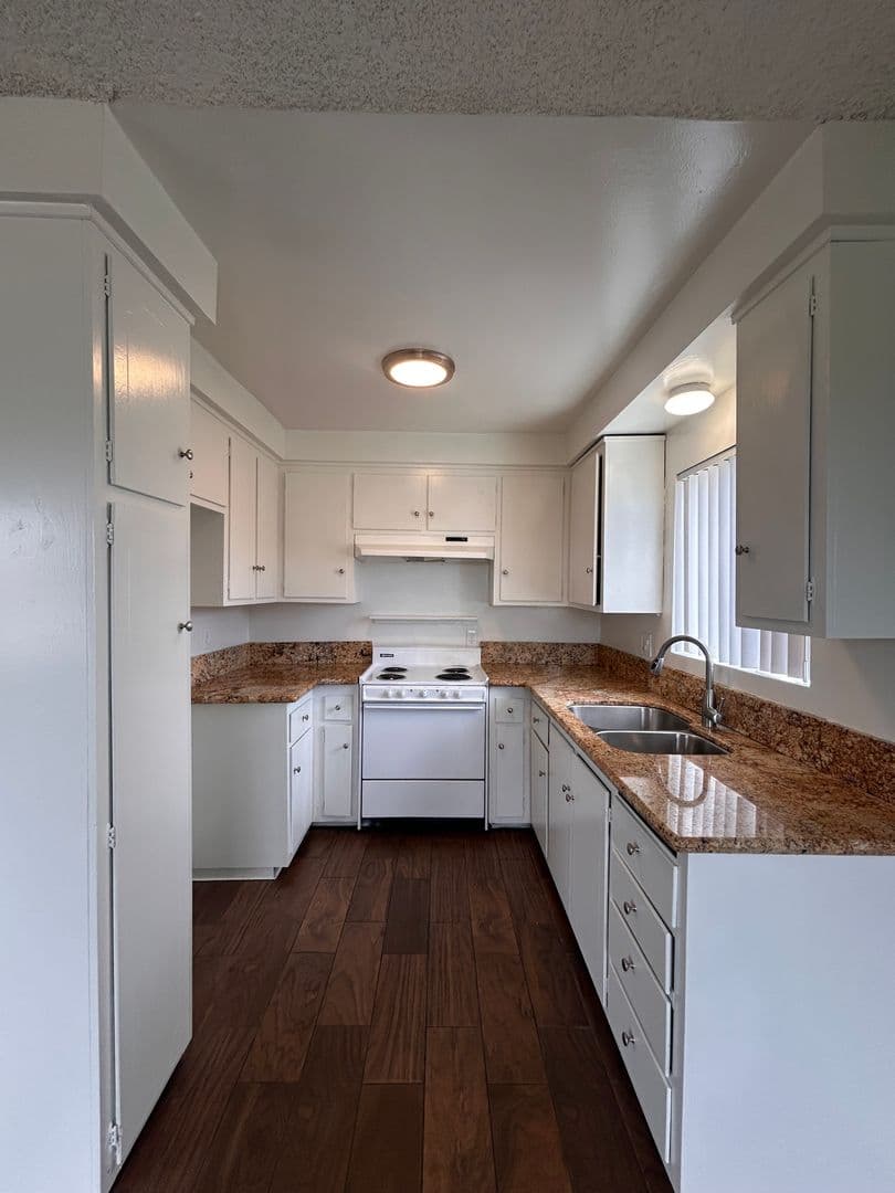 Inglewood Apartment: 220 W. Hillcrest Blvd.