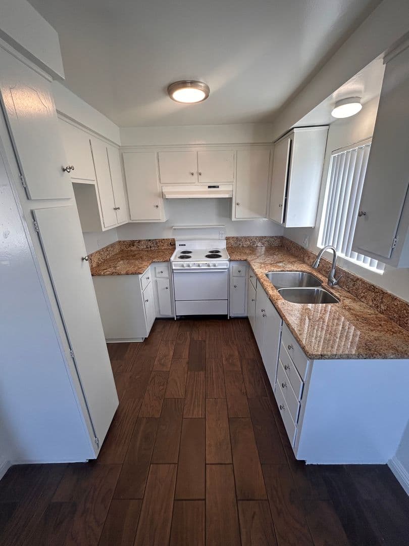Inglewood Apartment: 220 W. Hillcrest Blvd.
