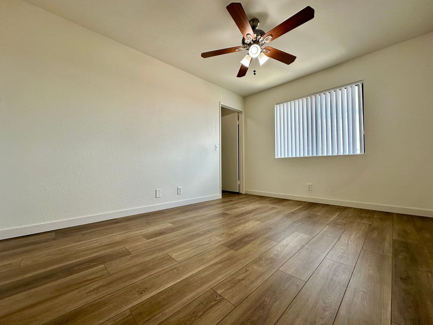 Hawthorne Apartment: 5021 W. 118th Place