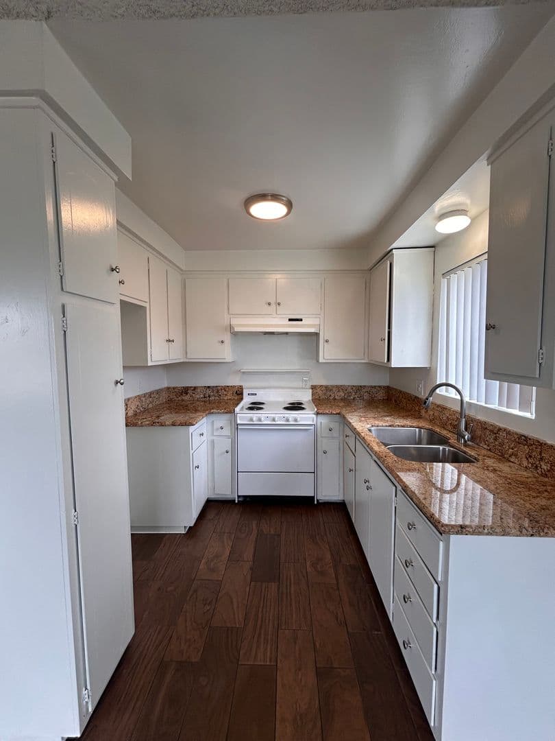 Inglewood Apartment: 220 W. Hillcrest Blvd.