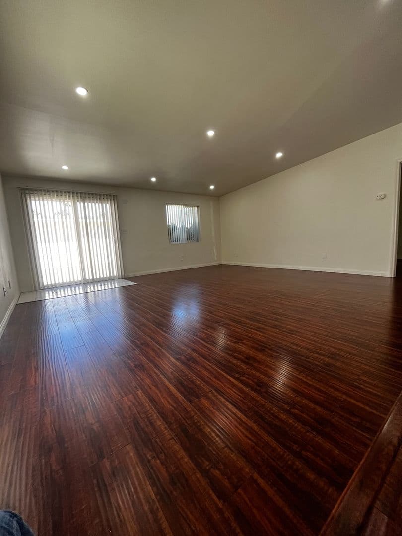 Redondo Beach Apartment: 2009 Vanderbilt Lane