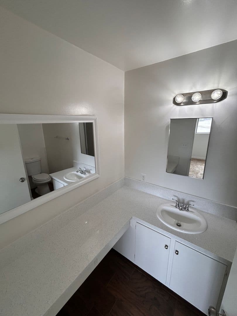 Inglewood Apartment: 220 W. Hillcrest Blvd.