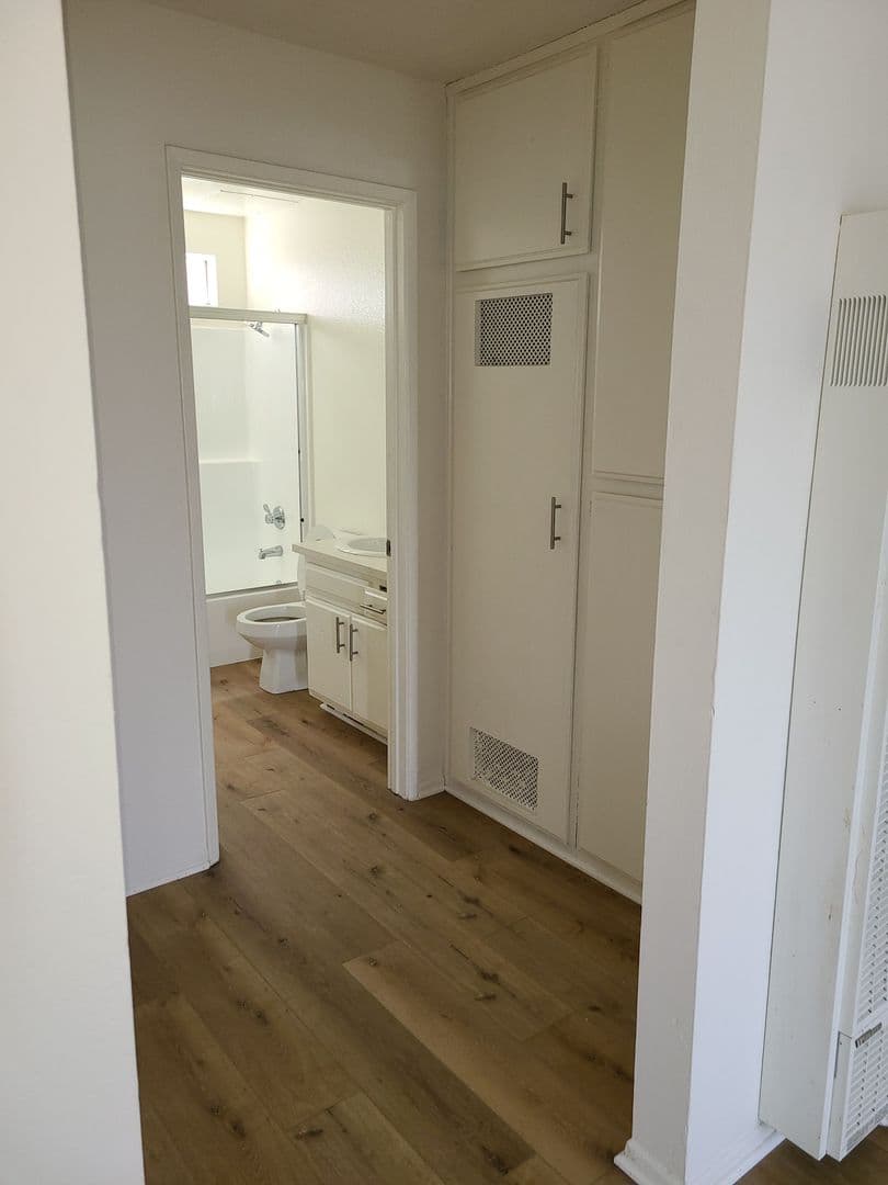 Hawthorne Apartment: 13703 Chadron Avenue