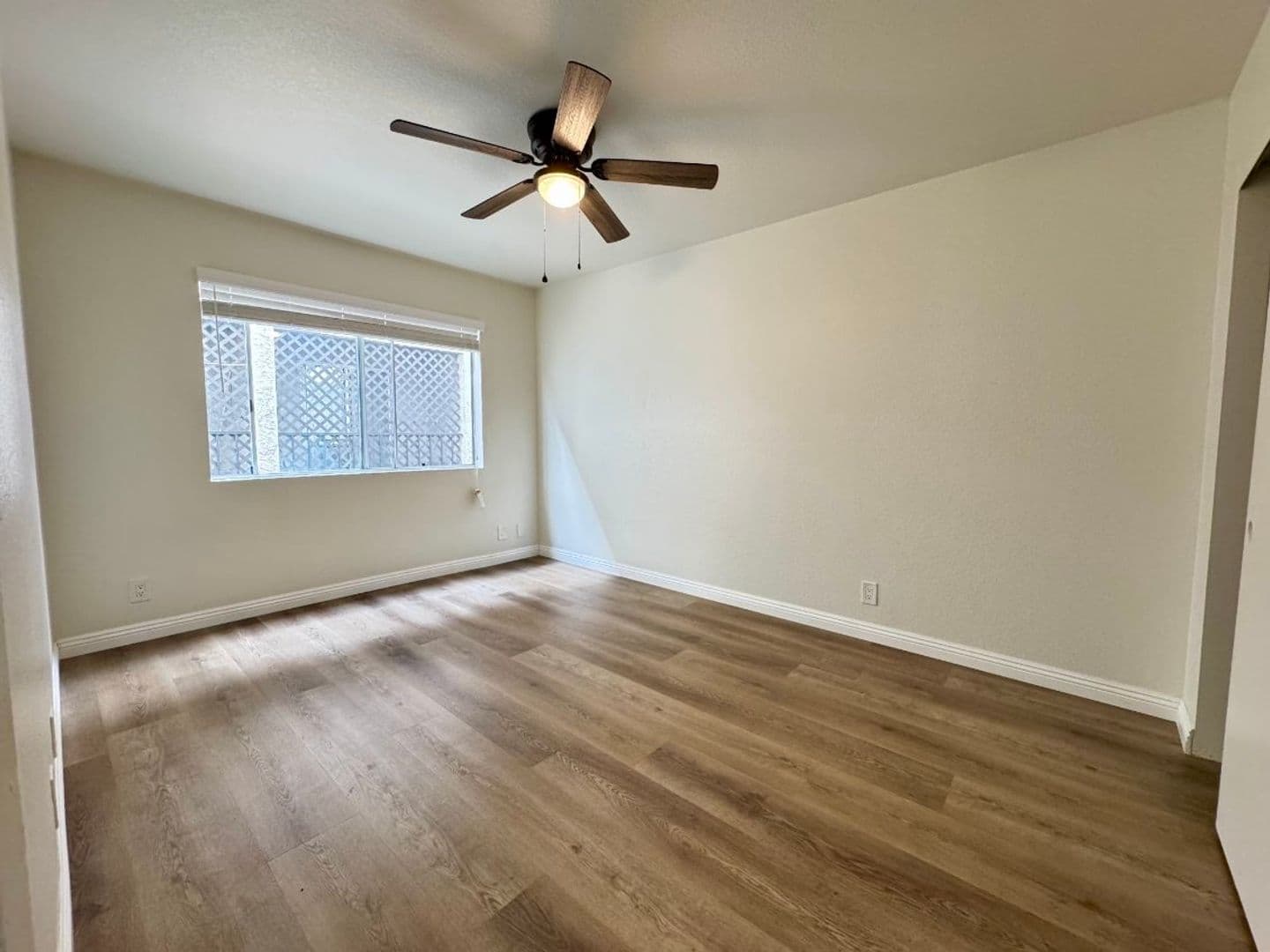 Hawthorne Apartment: 13703 Chadron Avenue