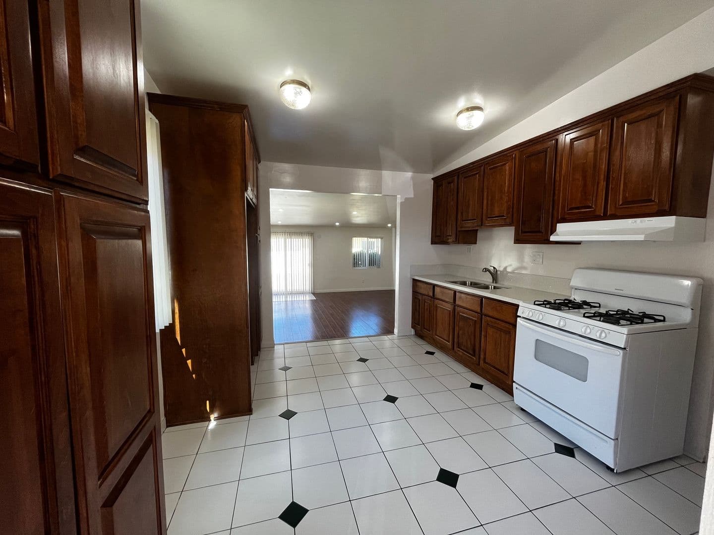 Redondo Beach Apartment: 2009 Vanderbilt Lane