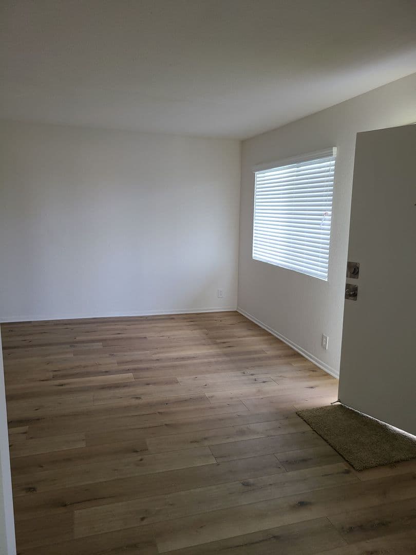 Hawthorne Apartment: 13703 Chadron Avenue