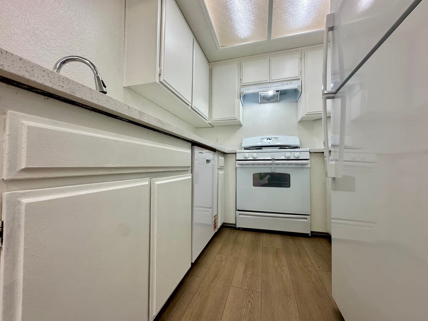 Hawthorne Apartment: 14135 Doty Avenue