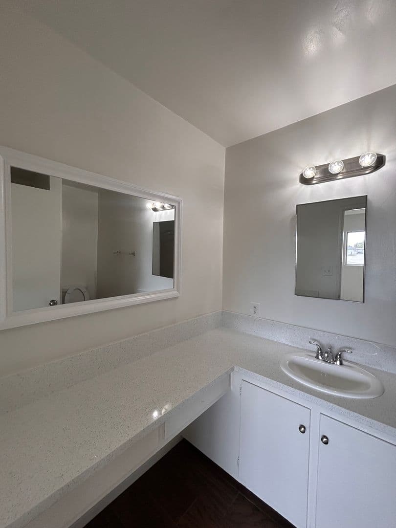 Inglewood Apartment: 220 W. Hillcrest Blvd.