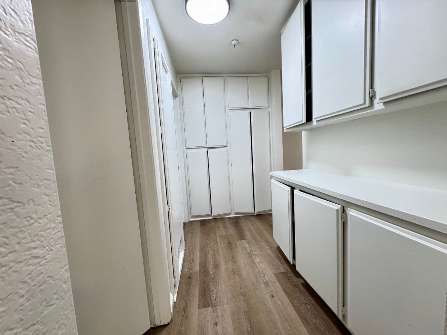 Hawthorne Apartment: 13703 Chadron Avenue