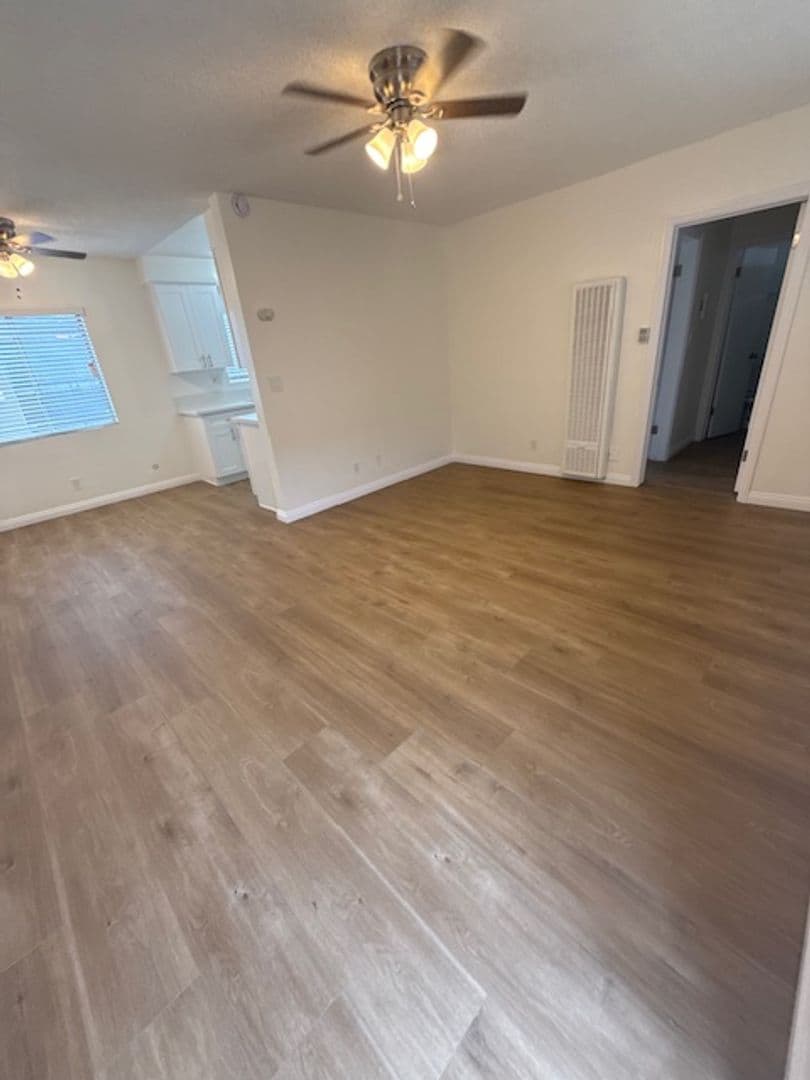 Hawthorne Apartment: 4037 W. 137th Street