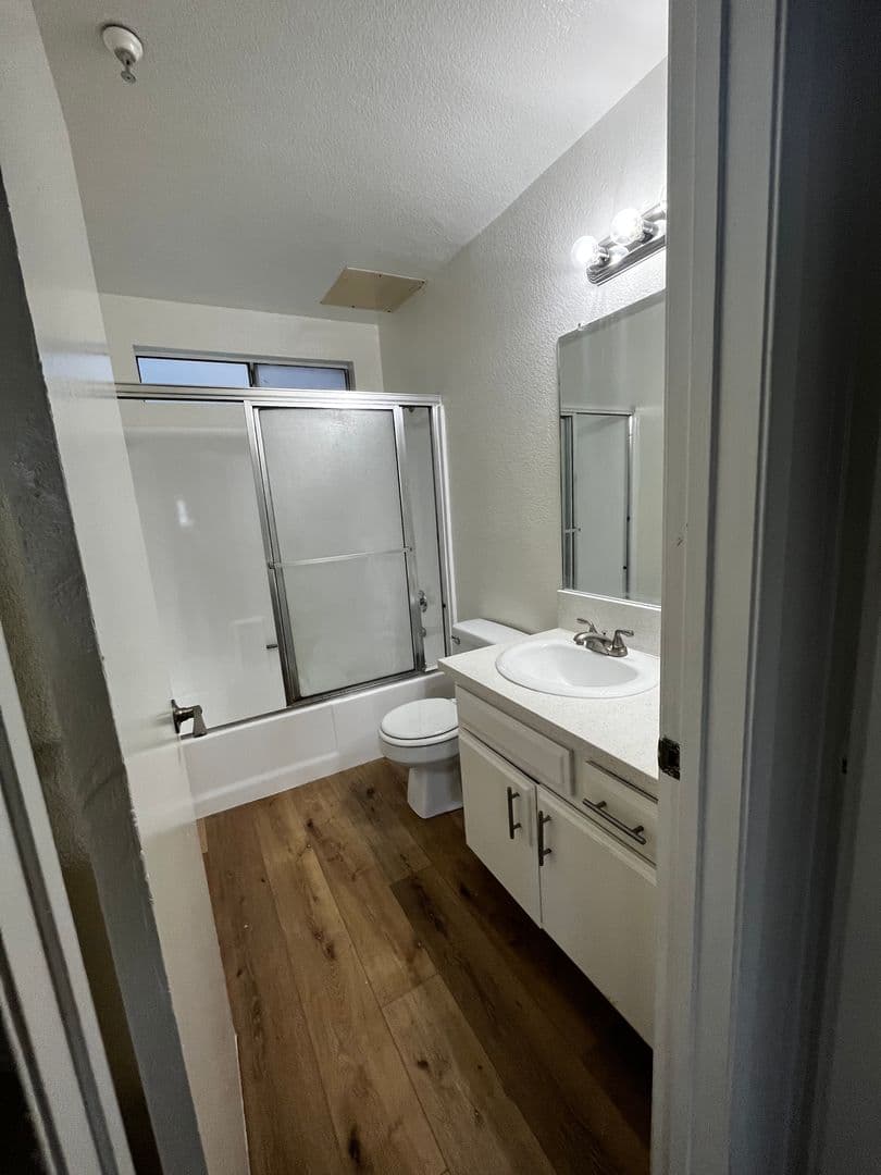 Hawthorne Apartment: 13703 Chadron Avenue